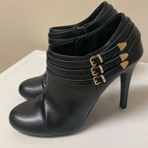 Fioni Women’s Black Heeled Booties Size 10 NWOT Buckle Zip